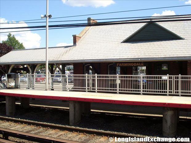 Farmingdale LIRR Station