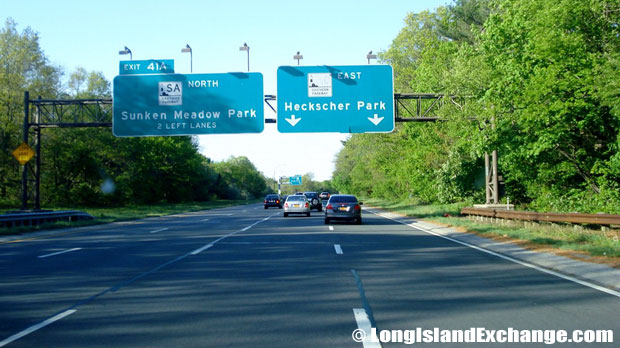 Sagtikos Parkway Northbound at Heckscher Park Split, North Babylon