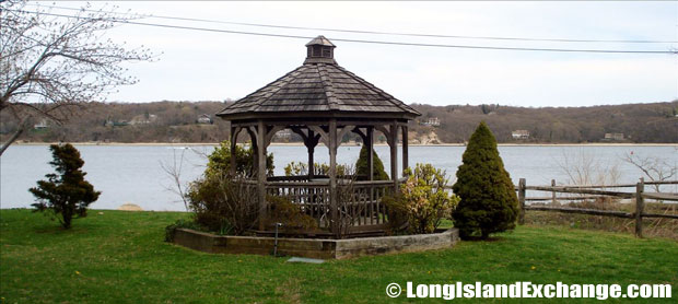 Poquott Park Arbor